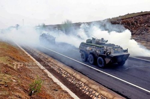 高速上殺出解放軍92步戰(zhàn)車群