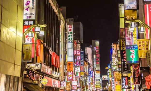 新宿區(qū)的氛圍像是北京的西城區(qū)。